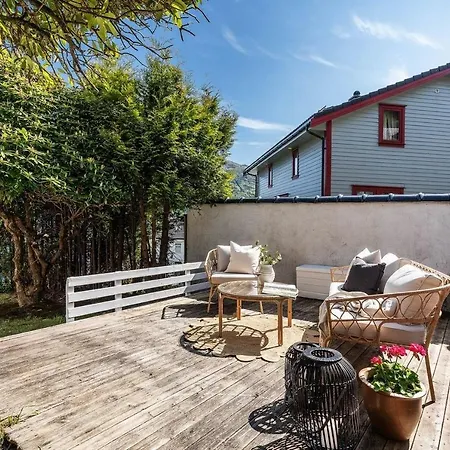 Daire Panoramic Flat & Garden, Free Parking 12 Minutes Walking! *